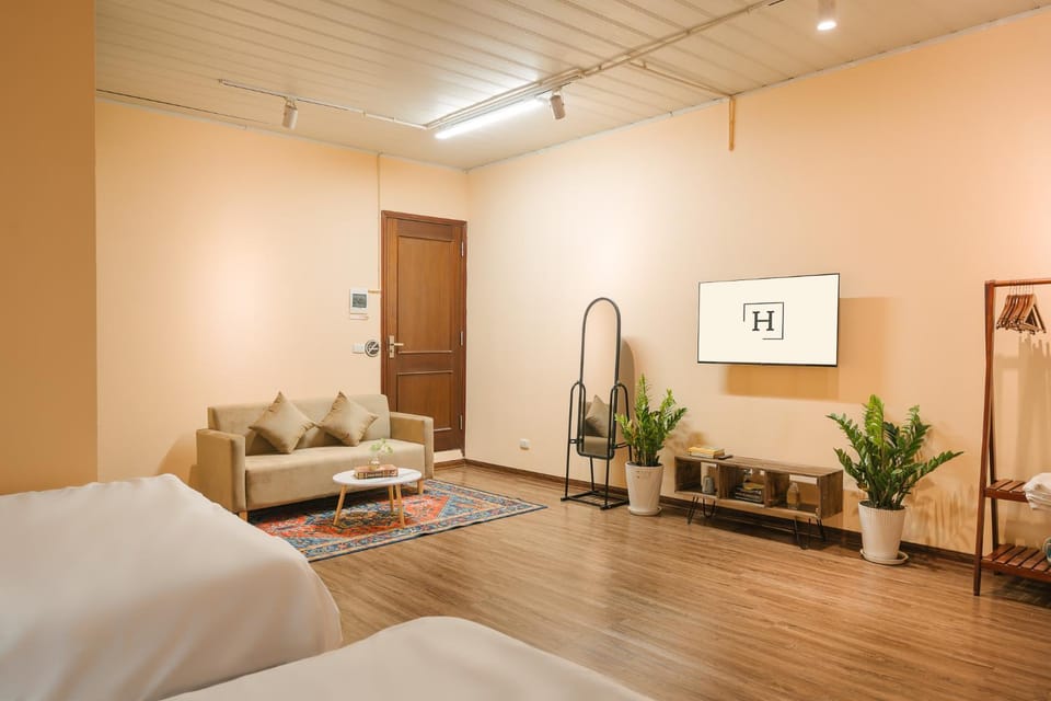 TV and multimedia, Living room, Seating area, Bedroom