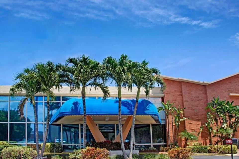 Walk to the beach, Studio, Pool AND FREE Parking Apartment in Hallandale Beach