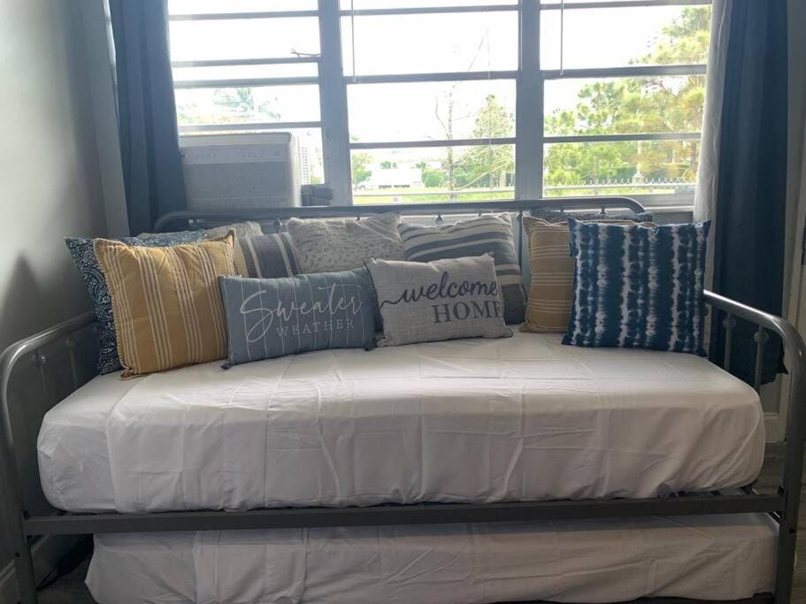 Walk to the beach, Studio, Pool AND FREE Parking Apartment in Hallandale Beach