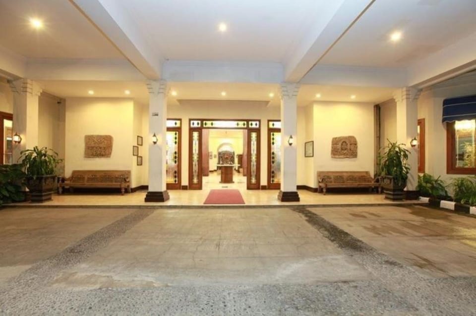 Facade/entrance