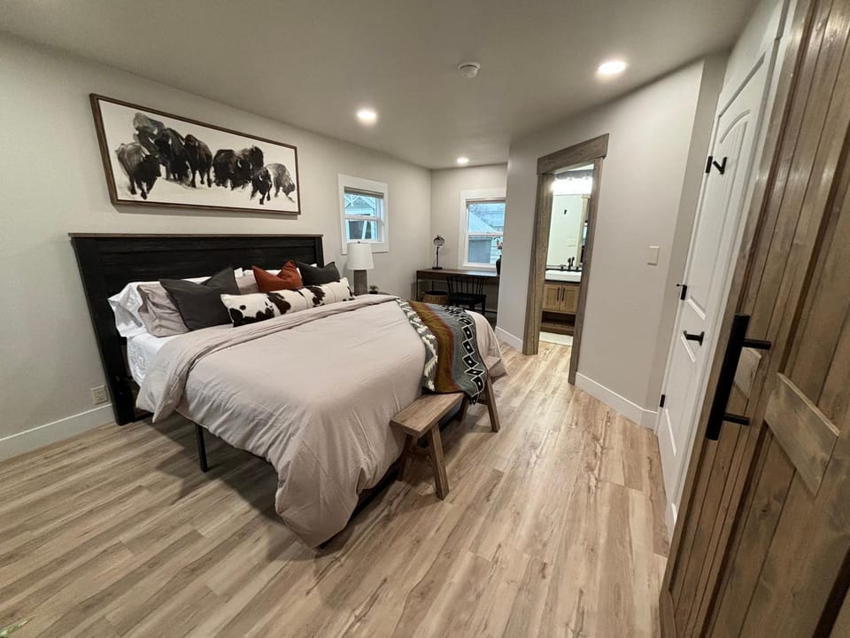 Photo of the whole room, Bedroom