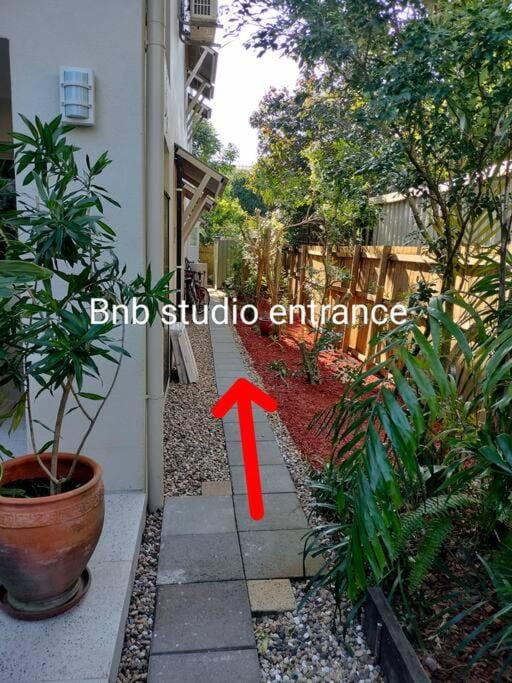 Studio close to Airport, City & Esplanade Apartment in Cairns