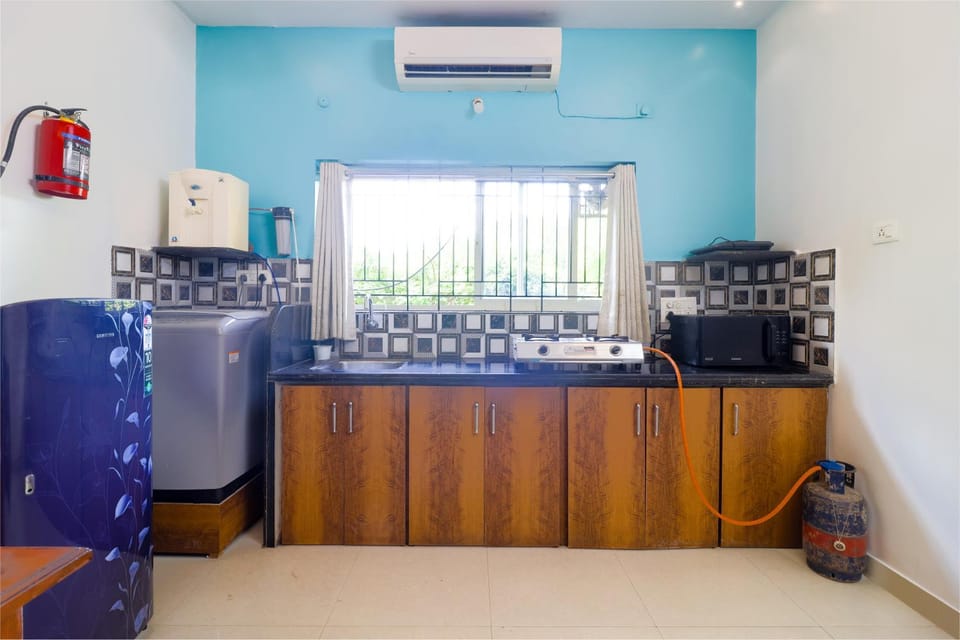 Kitchen or kitchenette, oven, stove