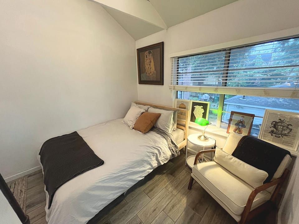 Bed, Seating area