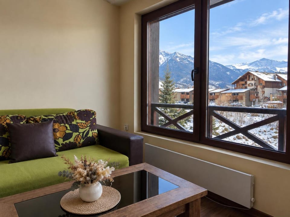 View (from property/room), Living room, Mountain view