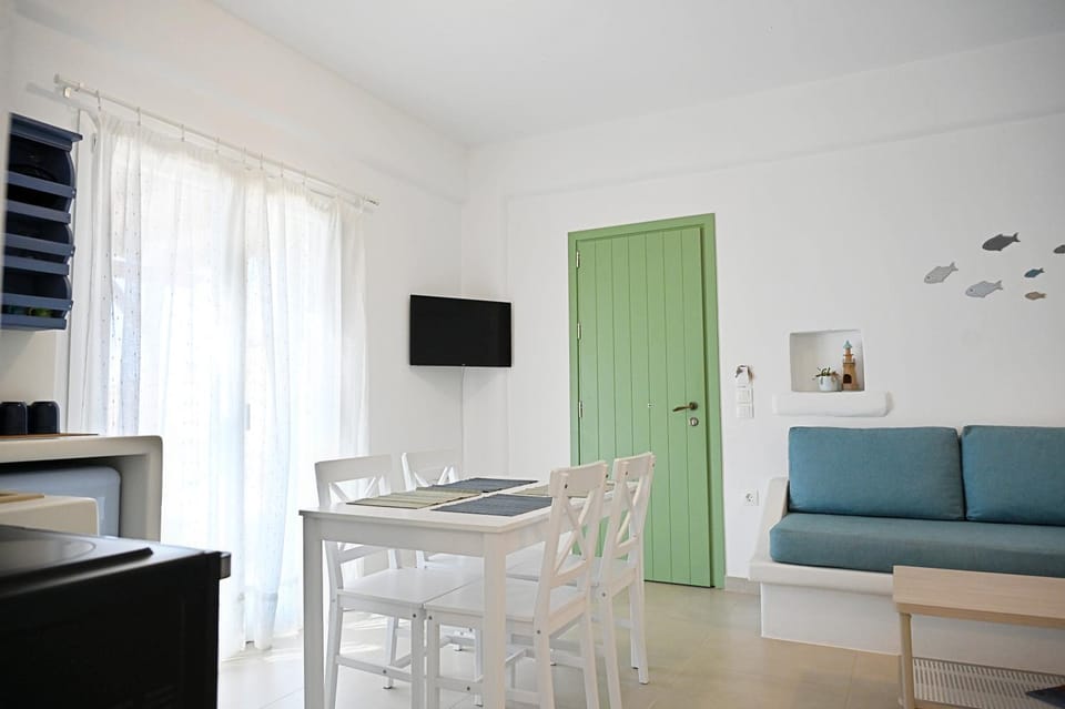 TV and multimedia, Living room, Seating area, Dining area, Evening entertainment