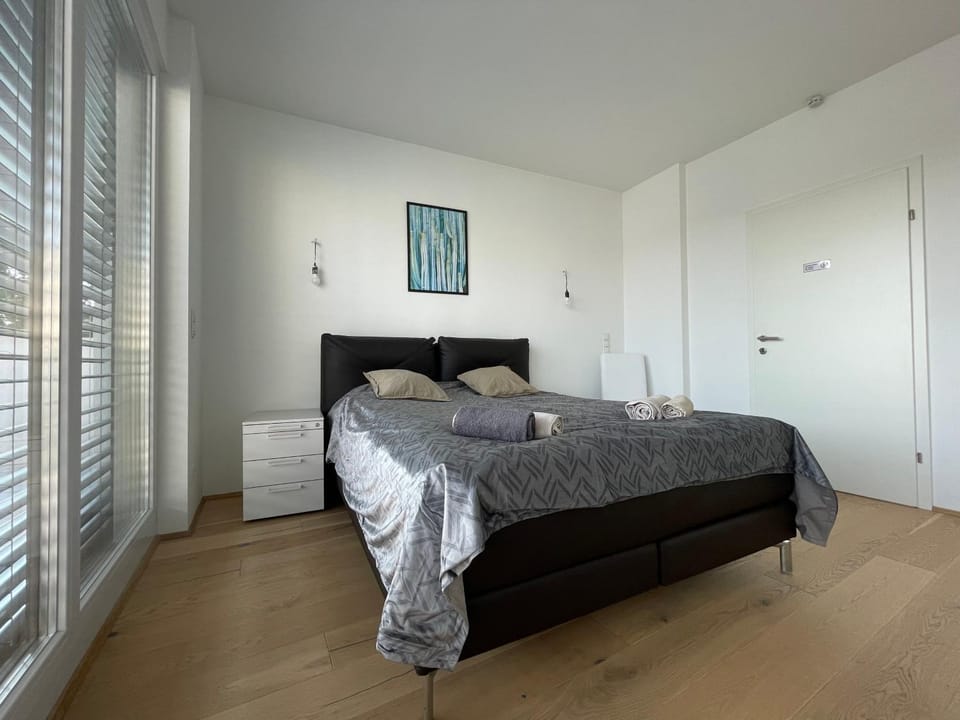 Bed, Photo of the whole room, Bedroom, towels