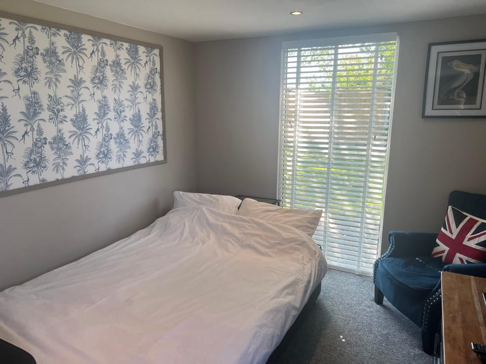 Bed, Living room, Bedroom