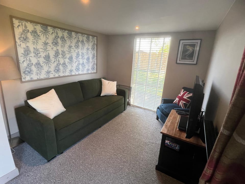 Bed, TV and multimedia, Living room, Seating area, Bedroom