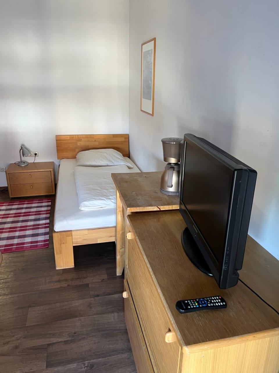 Bed, TV and multimedia, Photo of the whole room, Bedroom
