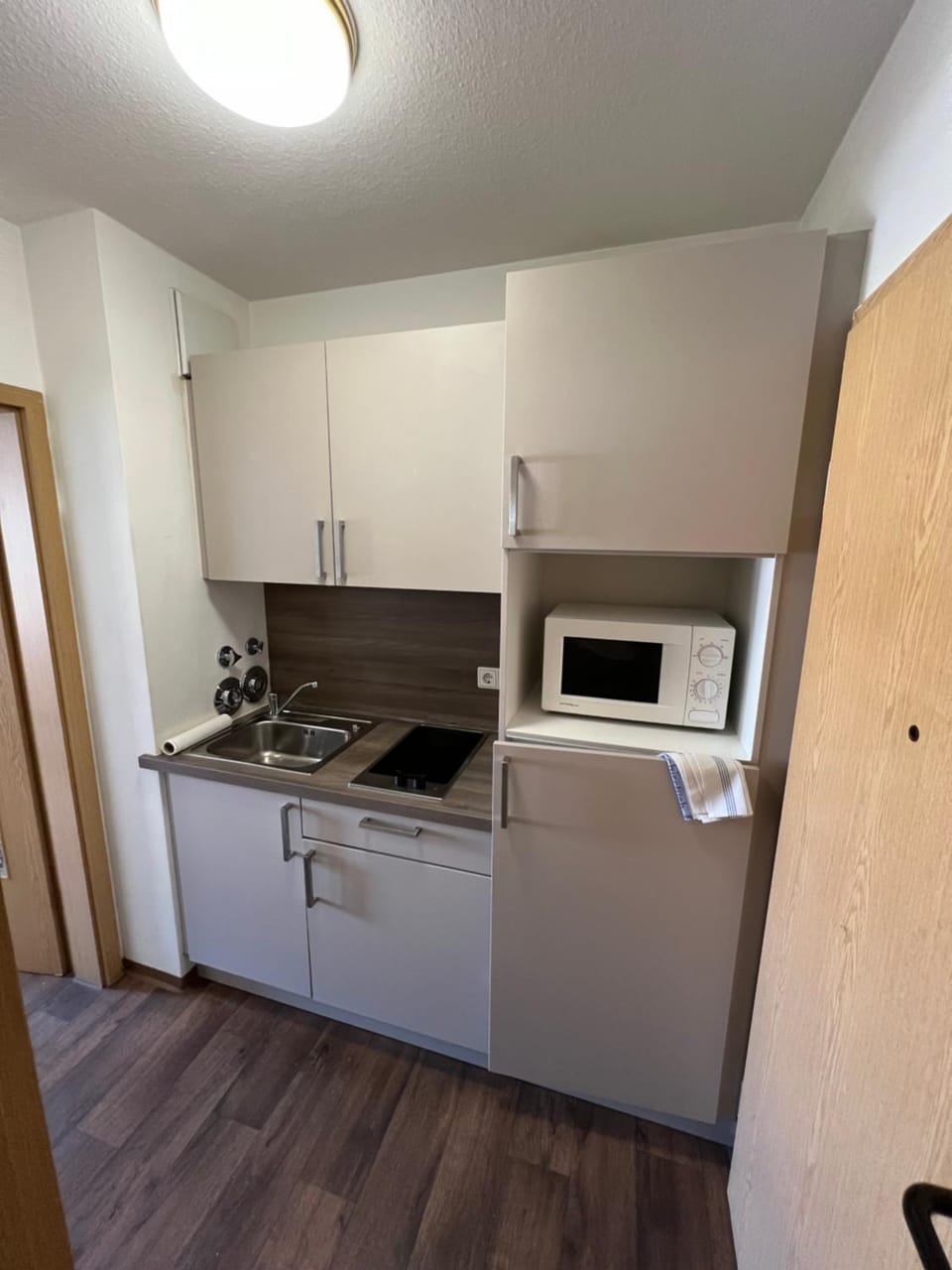Kitchen or kitchenette, oven