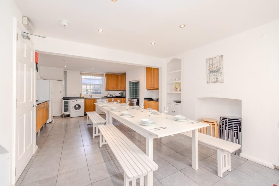 Perfect Seaside Getaway I Central Big Town House Next To Brighton Beach I First Choice For Big Group & Family Stay Apartment in Brighton