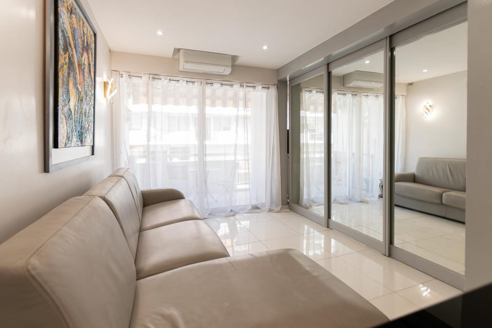 Bed, Living room, Photo of the whole room, Seating area, Bedroom, air conditioner