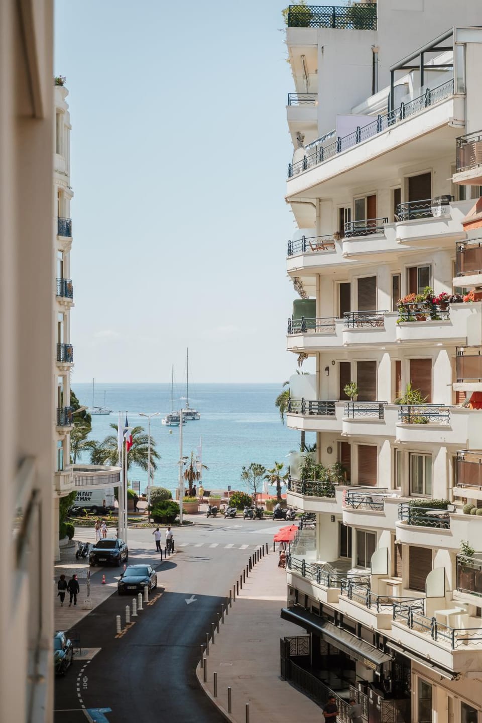 Property building, Communal lounge/ TV room, Day, Neighbourhood, Natural landscape, View (from property/room), Balcony/Terrace, Beach, Evening entertainment, City view, Sea view, Street view, Location