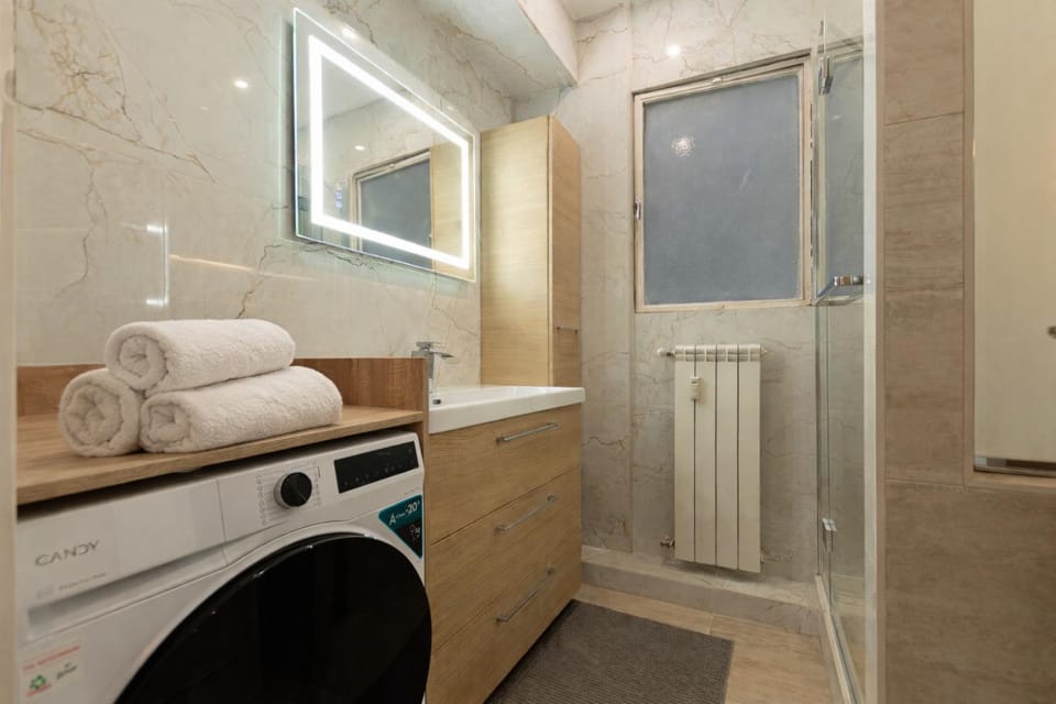 Bathroom, internet, towels, washing machine, dryer