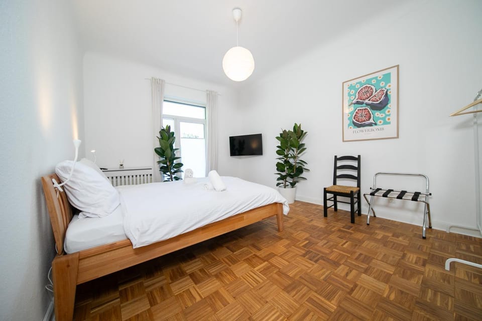 Bed, TV and multimedia, Bedroom