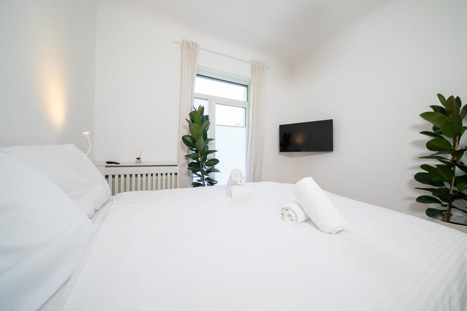 Bed, TV and multimedia, Bedroom