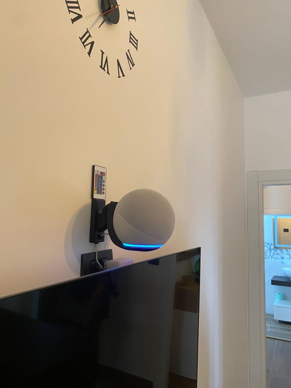 Kitchen or kitchenette, minibar