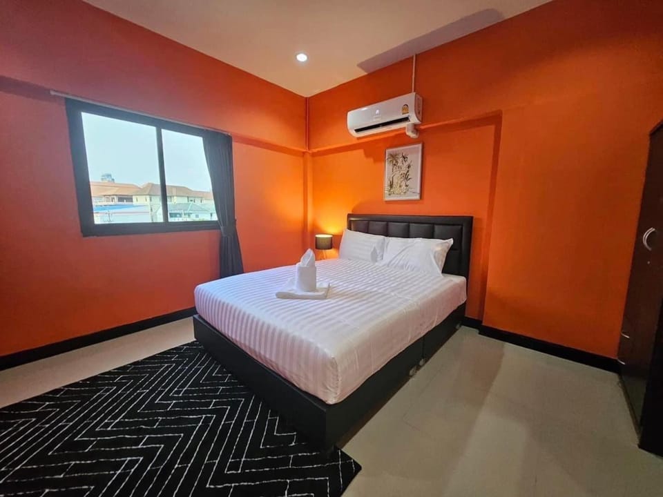 Bed, Photo of the whole room, Bedroom, towels, air conditioner