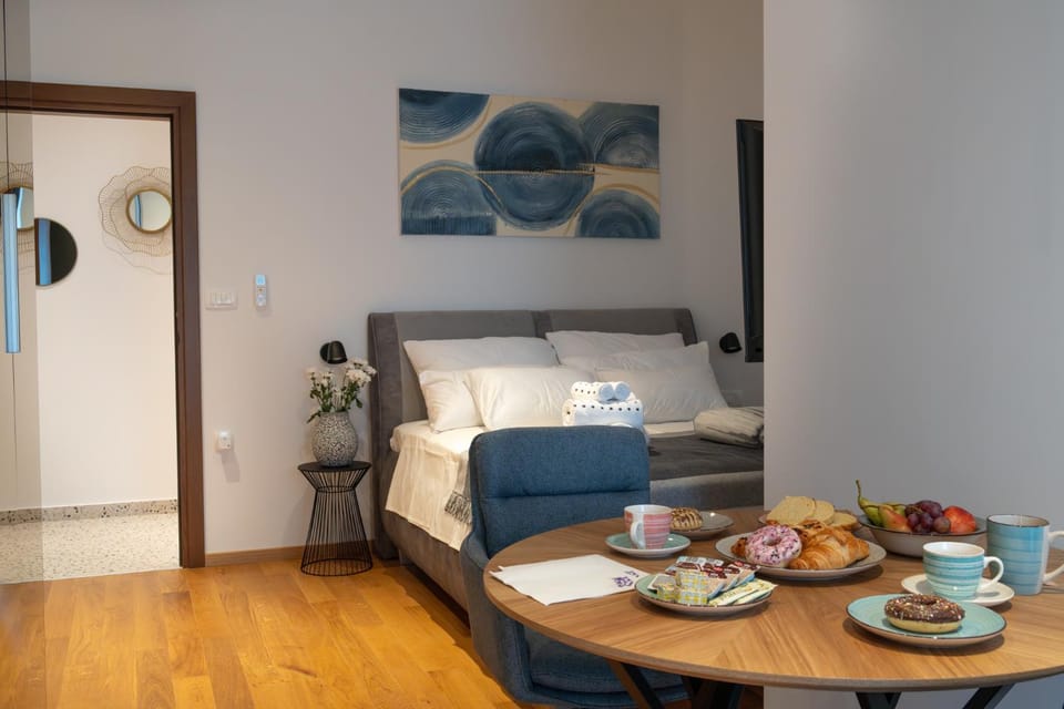 Bed, Living room, Photo of the whole room, Seating area, Dining area, Bedroom