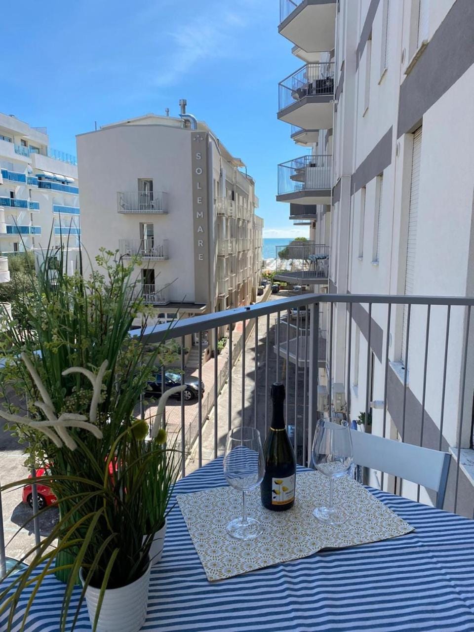 Property building, Balcony/Terrace, City view, Parking