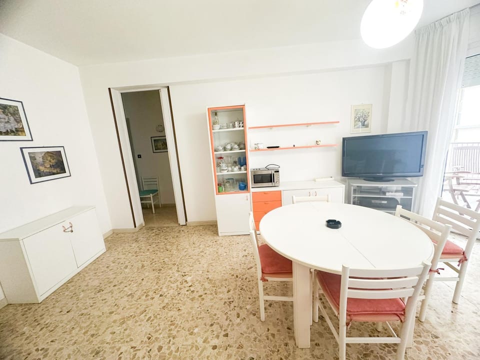 TV and multimedia, Kitchen or kitchenette, Living room, Dining area