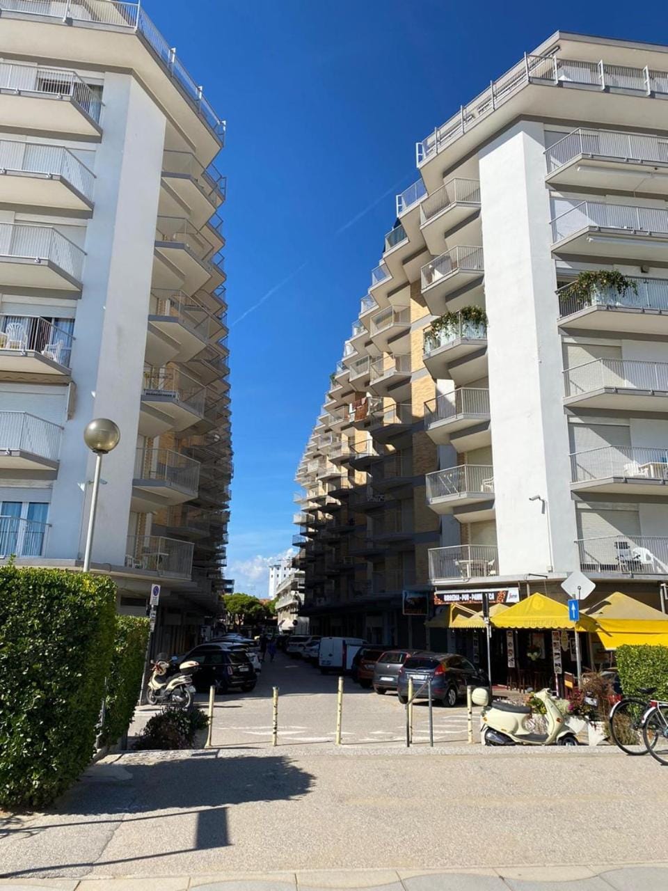 Property building, Day, Neighbourhood, Street view, Location, Parking