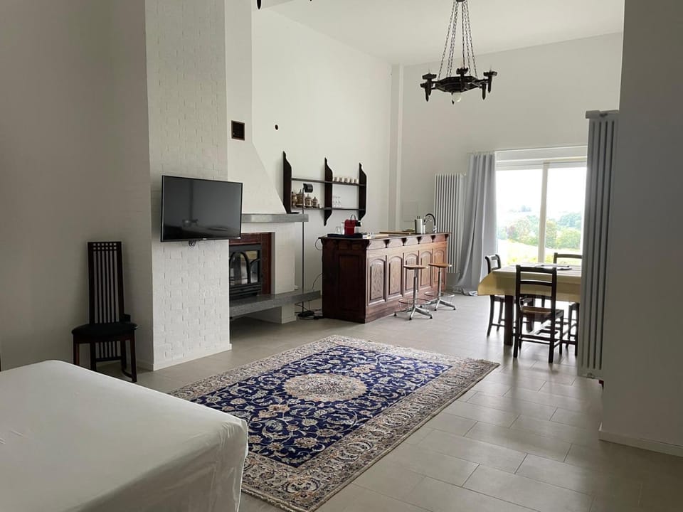 TV and multimedia, Kitchen or kitchenette, Photo of the whole room, Dining area, fireplace