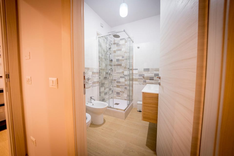 Shower, Toilet