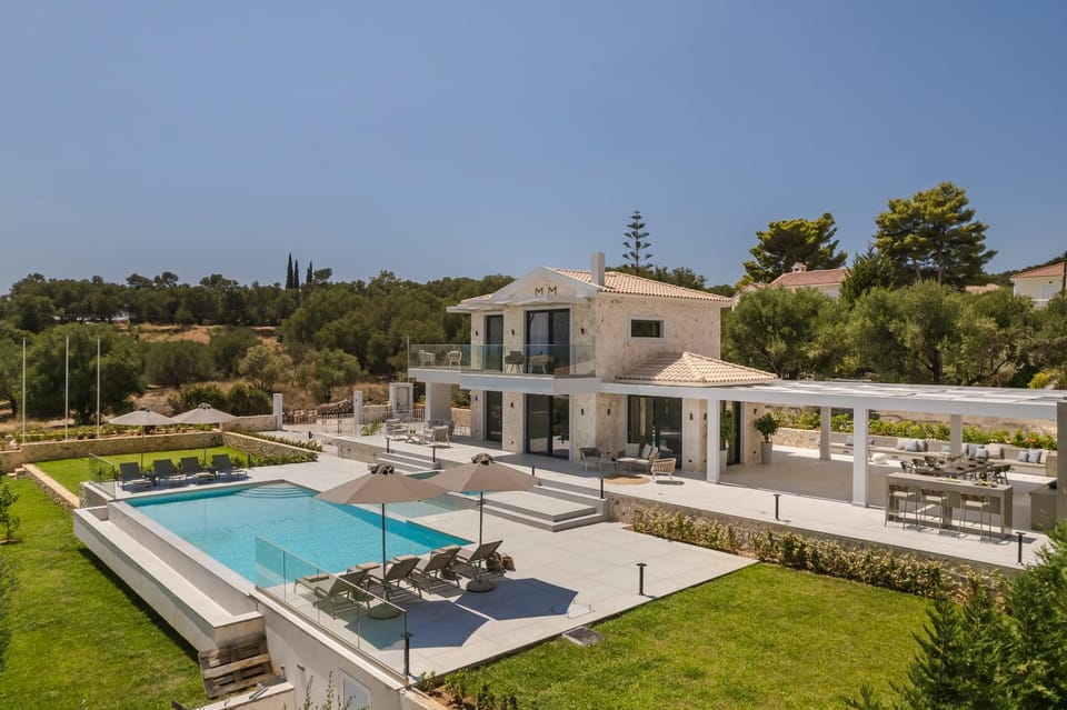 Property building, Patio, Day, Garden, Swimming pool, sunbed