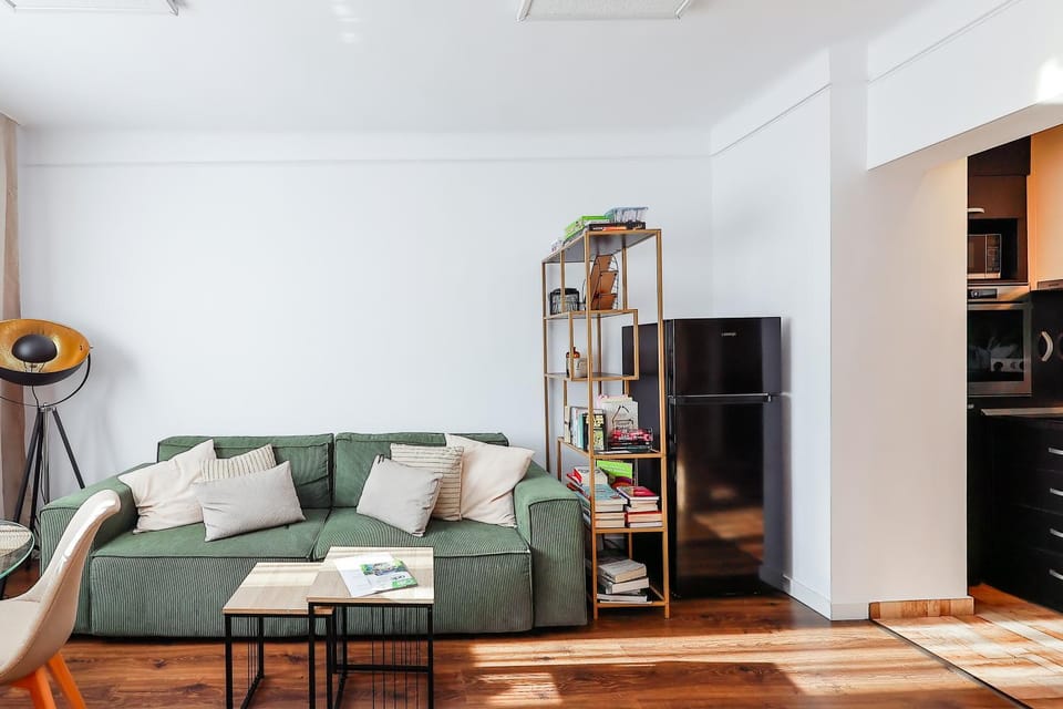 TV and multimedia, Living room, Seating area, Evening entertainment, air conditioner