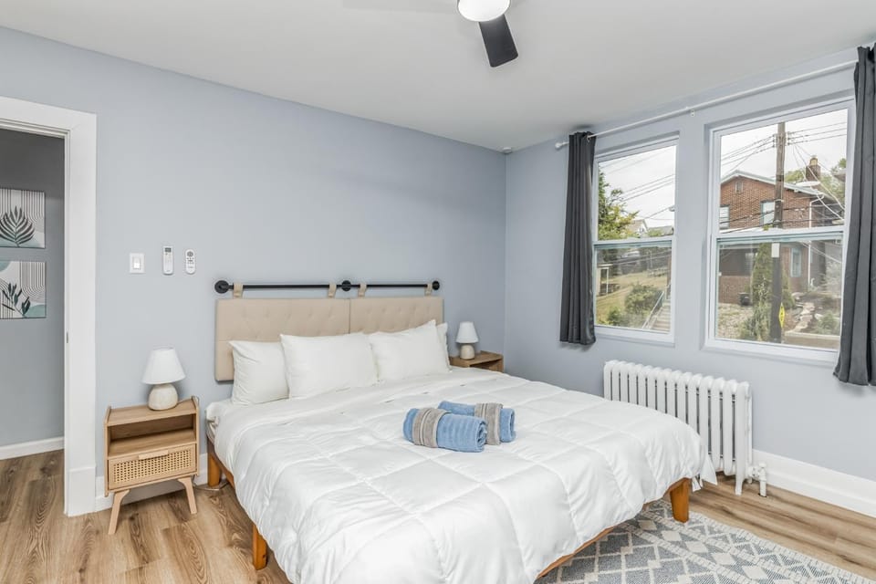Bed, Bedroom, towels