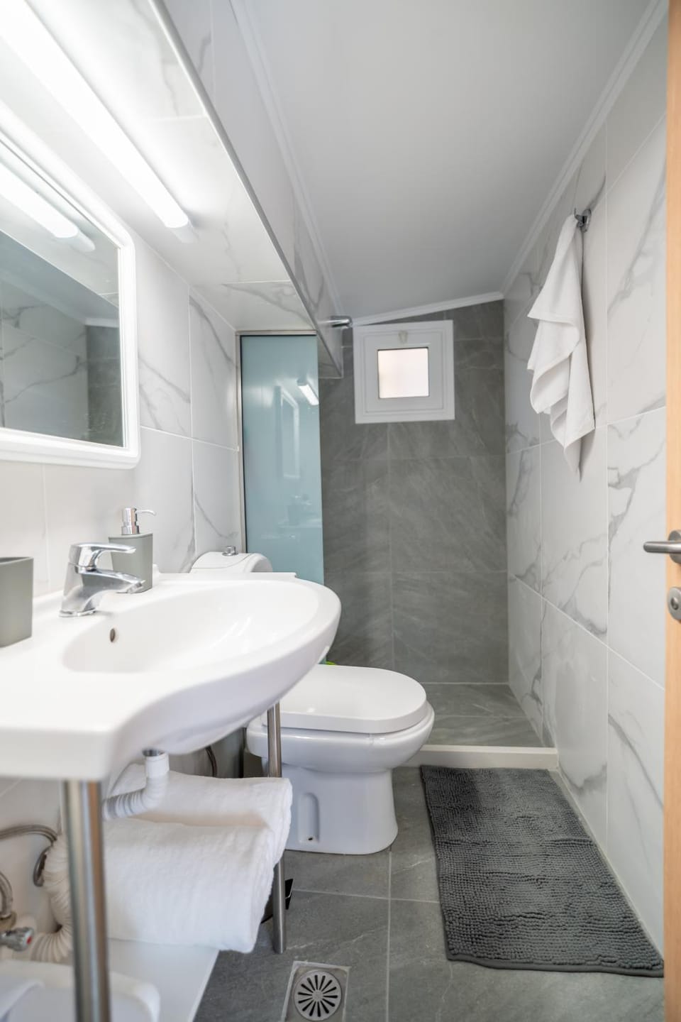 Shower, Toilet, Bathroom, towels