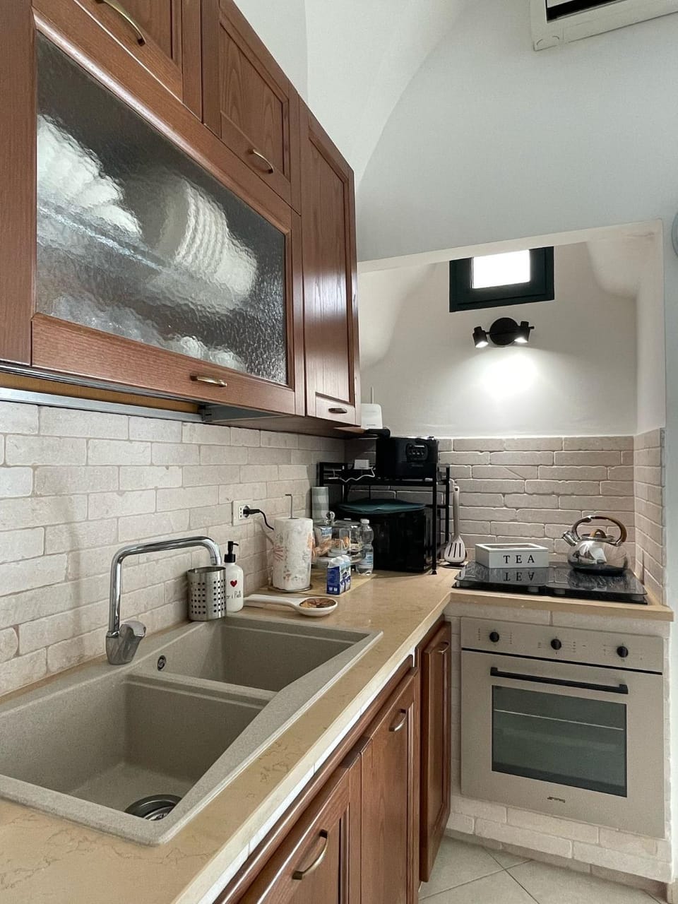 Coffee/tea facilities, Kitchen or kitchenette, oven, stove, toaster