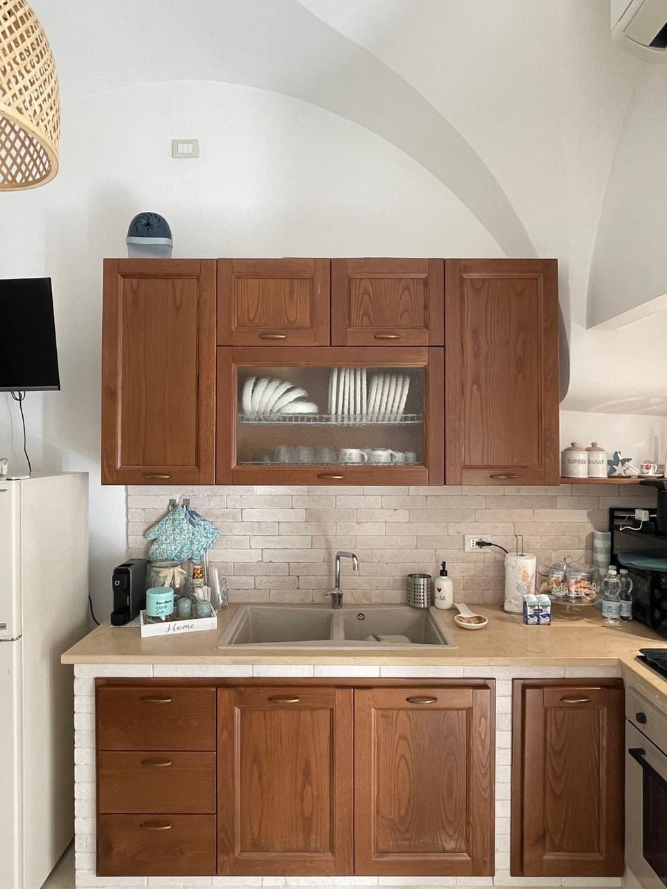 Coffee/tea facilities, oven, stove, toaster