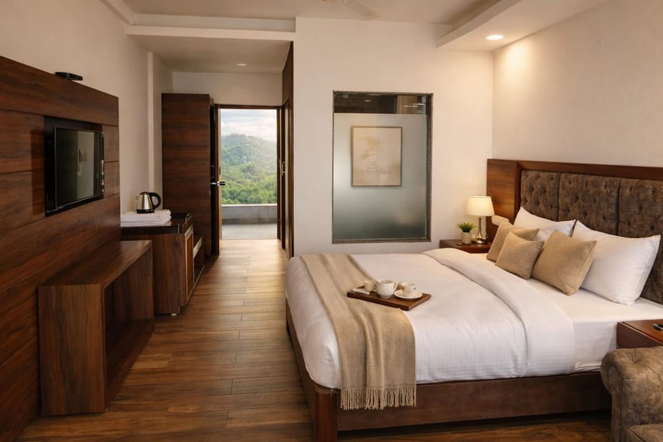 Bed, TV and multimedia, Photo of the whole room, Seating area, Bedroom