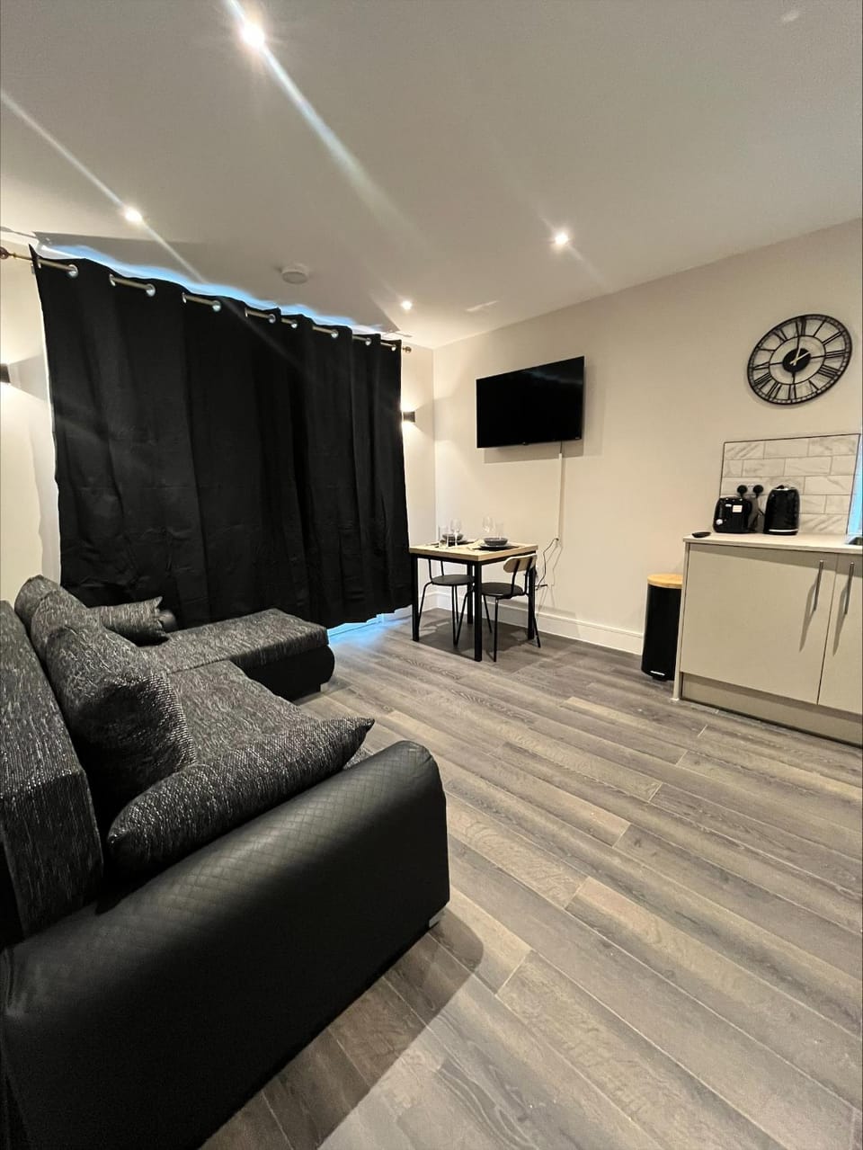 Communal lounge/ TV room, TV and multimedia, Living room, Seating area, Evening entertainment