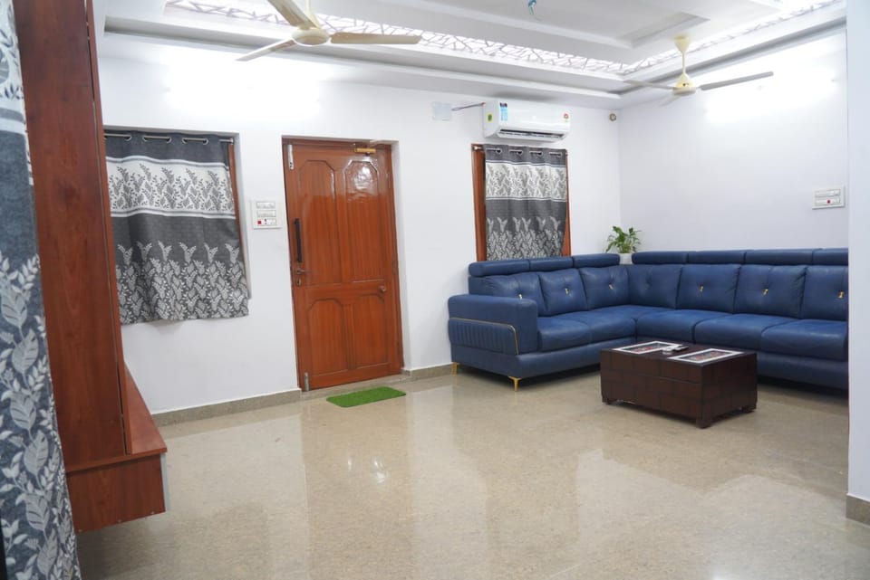 Living room, Seating area, air conditioner