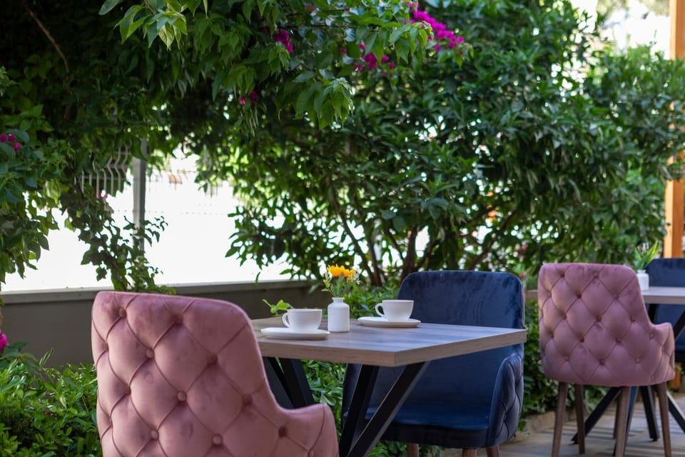 Day, Balcony/Terrace, Seating area, Dining area, Garden view
