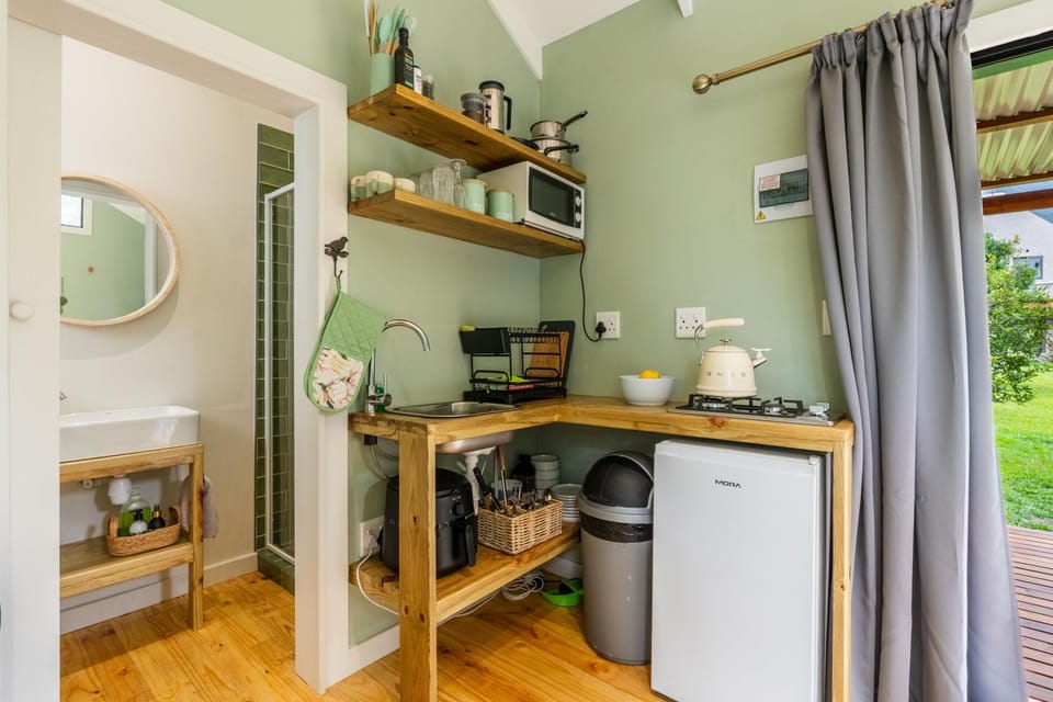 Bathroom, Coffee/tea facilities, Kitchen or kitchenette, microwave, stove