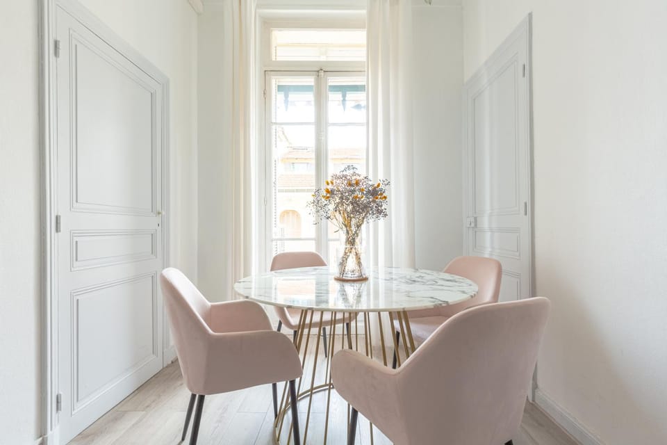 Seating area, Dining area