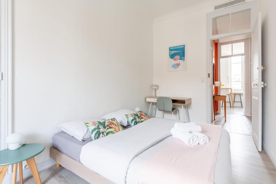 Bed, Photo of the whole room, Seating area, Bedroom, towels, air conditioner