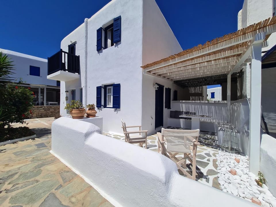 Property building, Patio, Balcony/Terrace