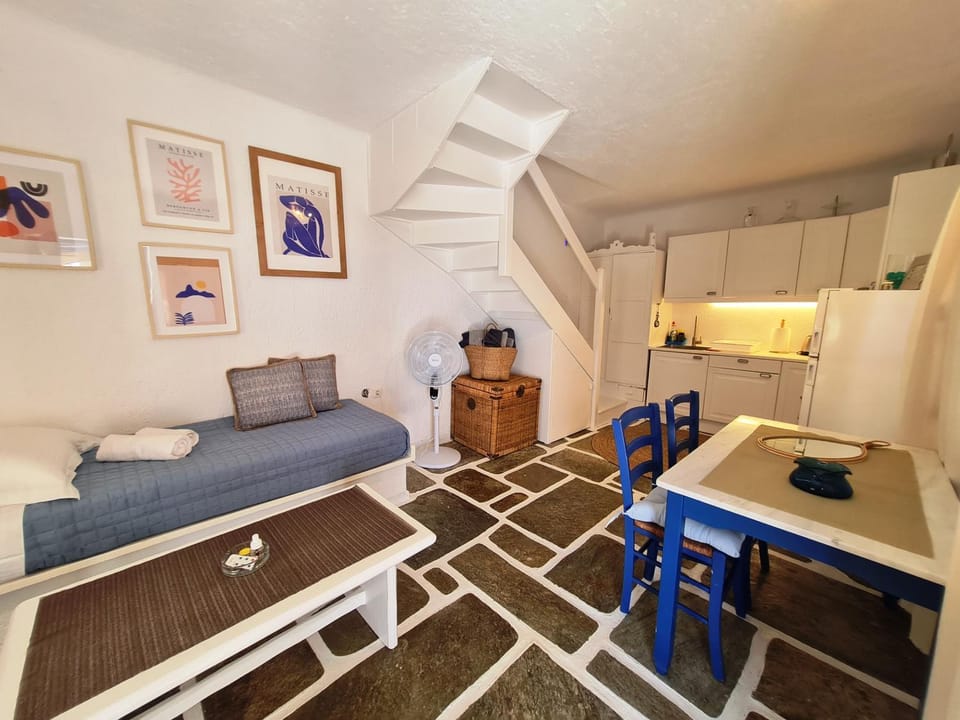 Bed, Photo of the whole room, Seating area, Dining area