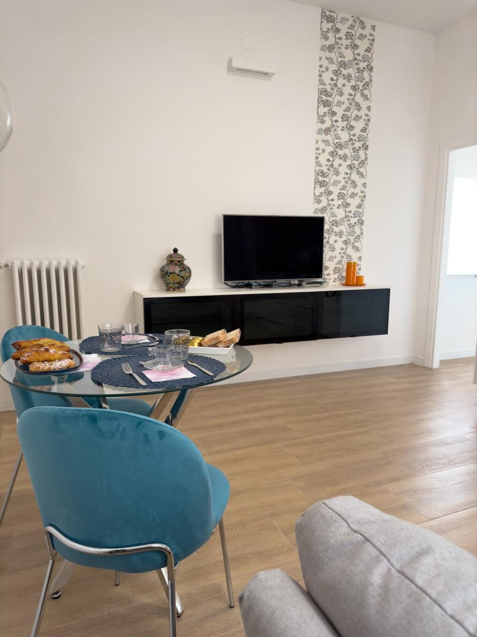 TV and multimedia, Seating area, Dining area