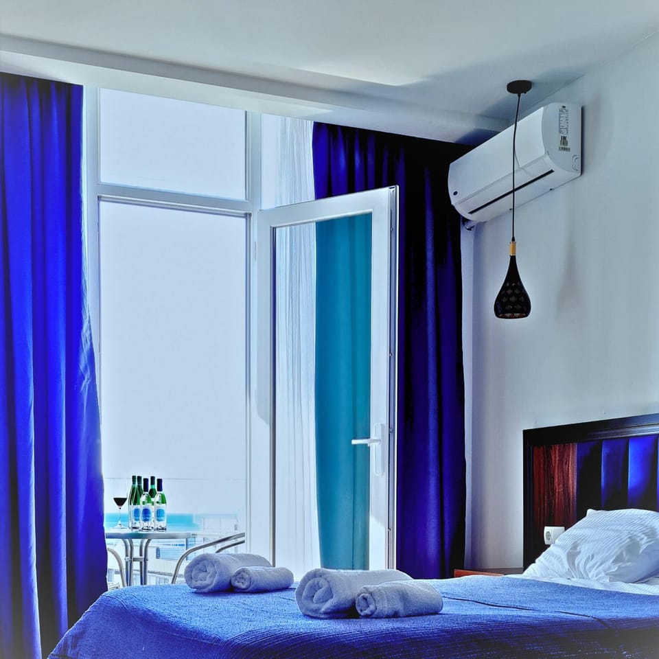 Bed, Balcony/Terrace, air conditioner