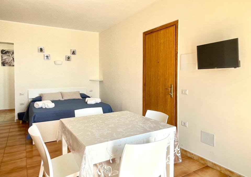 Bed, TV and multimedia, Living room, Photo of the whole room, Seating area, Dining area, Bedroom