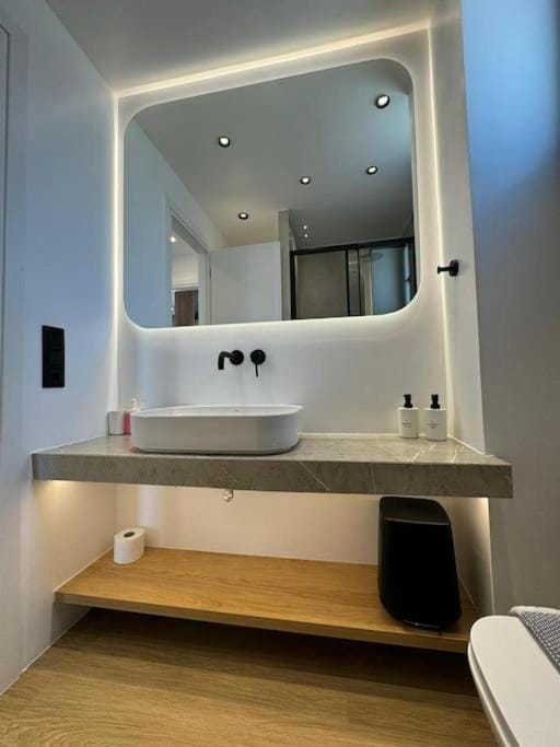 BlueMotion - PortSuite 5B Free Airport Transportation Apartment in Pireas