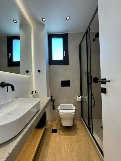 BlueMotion - PortSuite 5B Free Airport Transportation Apartment in Pireas