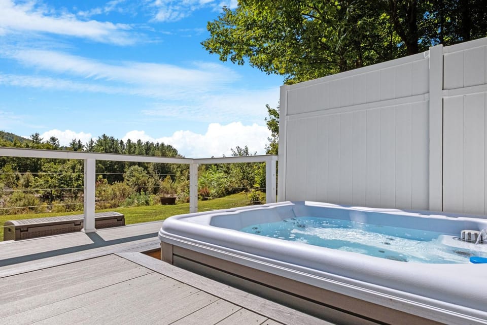 Luxury Riverfront Retreat Hot Tub, Game Room, Gym House in Woodstock
